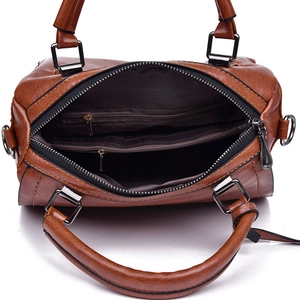 Sac à main marron texture litchi avec compartiments intérieurs et boucles en métal