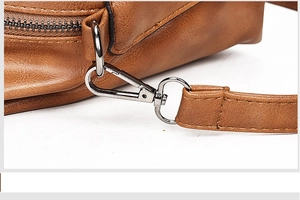 Detail van de leren Boston-tas met metalen D-ring en afneembare schouderriem gesp