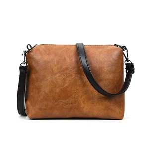 Détail d'un sac à bandoulière marron en cuir huilé vintage avec fermeture à glissière