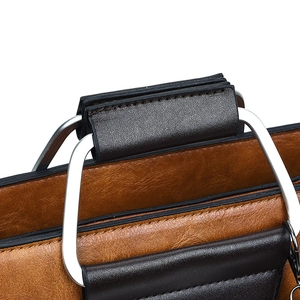Vue macro de l'anneau argenté et des coutures sur un sac à main en cuir marron rétro