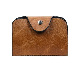 Détail du petit porte-cartes en cuir ciré marron avec bouton-pression argenté