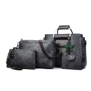 Ensemble 4 pièces en similicuir gris avec sac à main, bandoulière et pochette