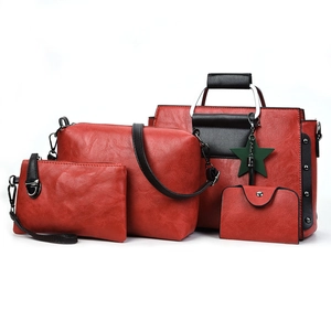 Détail de l'ensemble 4 pièces en cuir ciré rouge avec sac cabas, bandoulière et pochettes
