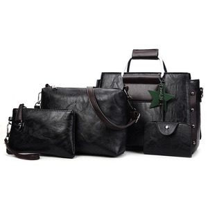 Détail d'un ensemble de 4 sacs à main noirs en similicuir avec des rivets rétro