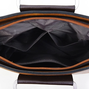 Vue détaillée de l'intérieur du sac montrant plusieurs poches et compartiments spacieux