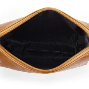 Vue détaillée de la pochette en cuir huilé marron avec doublure noire et fermeture éclair