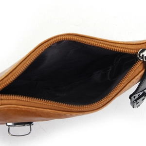 Vue détaillée du sac en similicuir marron avec doublure noire et fermeture éclair en métal