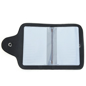 Détail d'un porte-cartes en similicuir noir avec compartiments transparents et bouton