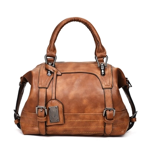 Klassische braune Vintage Boston Handtasche mit Lederstruktur und Griff auf weißem Grund