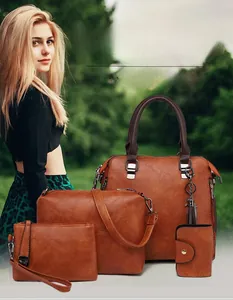 Dettaglio del set di 4 borse in pelle marrone vintage con trama in PU retrò e stile