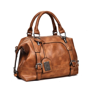 Elegante braune Boston-Tasche aus PU-Leder mit Doppelgriffen und modischen Metallschnallen