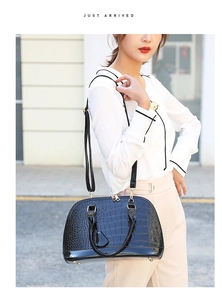 Borsa a mano nera con goffratura coccodrillo e tracolla lunga rimovibile ed elegante