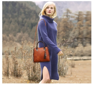 Dettaglio borsa a mano vintage marrone con nappa in pelle e tracolla regolabile