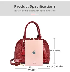 Borsa rossa con goffratura coccodrillo mostrata accanto a un iPad per le dimensioni