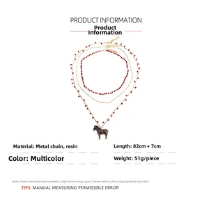 Vue détaillée du collier triple rang avec pendentif zèbre et perles en résine rouge