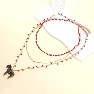 Collier à trois rangs superposés avec perles rouges et pendentif zèbre vintage