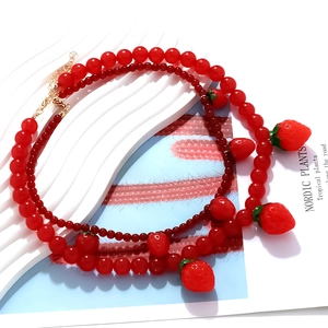 Colliers de perles superposés avec pendentifs fraises rouges et fermoirs dorés