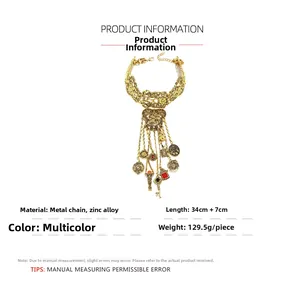 Détail du collier à franges en alliage de zinc avec pièces et pierres colorées