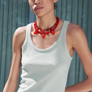 Collier Double Couche En Perles Rouges Avec Pendentifs Fraise Alliage De Zinc Style Fruit Doux Pour Femmes
