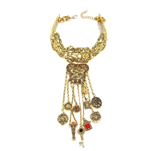 Collier baroque vintage avec pendentifs pièces et clés en alliage doré antique pour femme