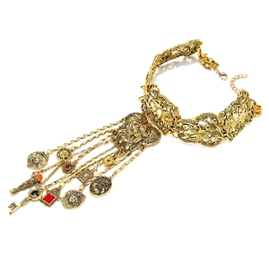 Ras du cou vintage doré avec motifs ajourés et pampilles de style bohème luxueux