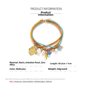 Détail du collier thème marin avec pendentifs de poissons en résine, étoile de mer et coquillage