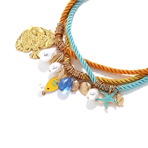 Collier multicouche style océan avec pendentifs étoile de mer et poissons sur cordes