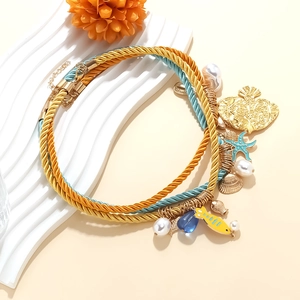 Détail du collier océan multicouche avec pendentifs étoile de mer, coquillage et poisson