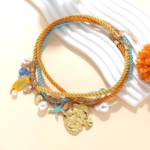 Collier multi-rangs thème marin avec pendentifs de poissons, étoiles de mer et coquillages
