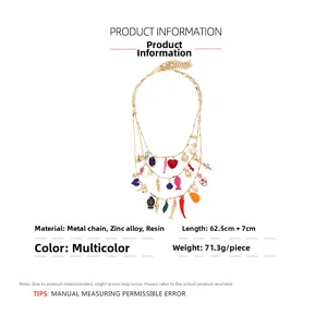 Détail du collier multicouche avec pendentifs colorés en résine de cœur et poisson