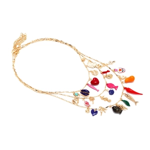 Collier multi-rangs doré avec pendentifs émaillés colorés de coquillages et poissons