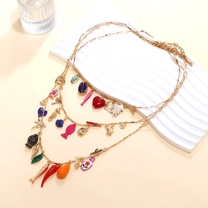Collier multicouche doré avec pendentifs marins tels que poissons et coquillages colorés
