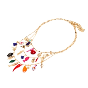 Collier doré multicouche avec breloques colorées de cœur, poisson et coquillage blanc