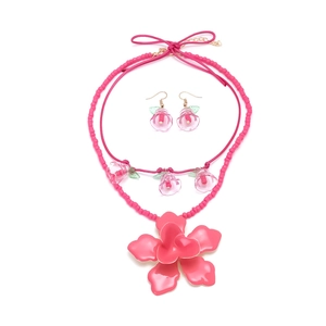 Set gioielli con fiori rosa in smalto, collana di perle fatta a mano e orecchini