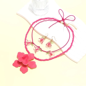 Set collana bohémien di perline colorate con pendenti floreali rosa e orecchini tulipano