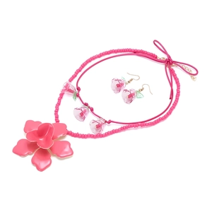 Set collana di perline rosa e orecchini a fiore per un look bohémien da vacanza