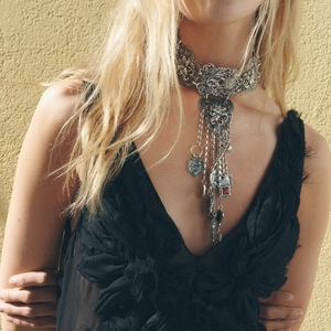Choker vintage argenté avec fleurs ciselées et pendentifs sur un mannequin