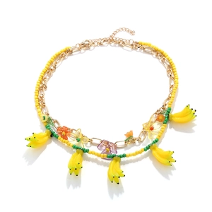 Collier artisanal perlé avec pendentifs banane et fleurs colorées pour l'été