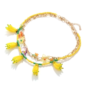 Collier de perles fait main avec pendentifs banane et fleurs pour un look d'été