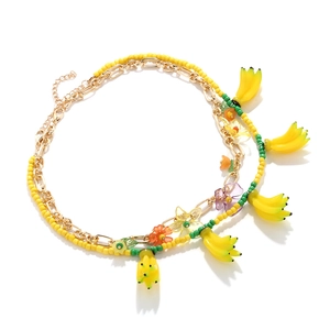 Collier double rangée fait main avec perles colorées et pendentifs bananes et fleurs