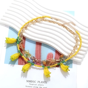 Collier d'été fait main avec perles colorées et pendentifs fleurs bananes en résine