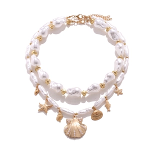 Collana di perle barocche con ciondoli a stella marina e conchiglia in oro