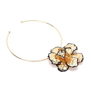 Collier ras de cou à fleur dorée avec de grands pétales et bordures en émail noir