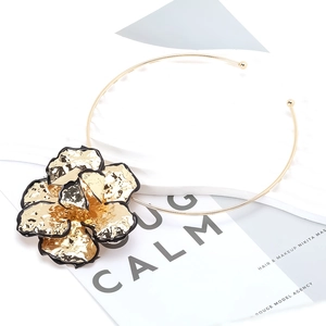 Collier ras du cou minimaliste en métal doré avec pendentif fleur à texture martelée
