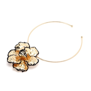 Collier ras du cou fleur dorée avec pétales texturés et détails en émail noir