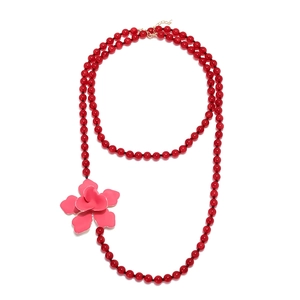 Übertriebene doppellagige rote Perlenkette mit einem großen rosa Blumenanhänger