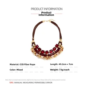 Détail du collier en corde de fibre tressée avec chaînes dorées et perles de résine