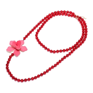 Zweilagige rote Perlenkette mit großem rosa Blumenanhänger und goldenem Karabinerverschluss