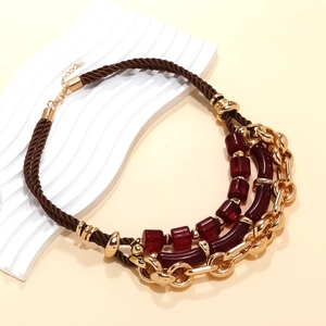 Collier multicouche géométrique avec perles en résine et chaînes dorées élégantes