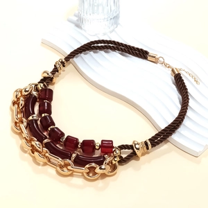 Collier multicouche avec perles en résine bordeaux et chaîne dorée au style bohème